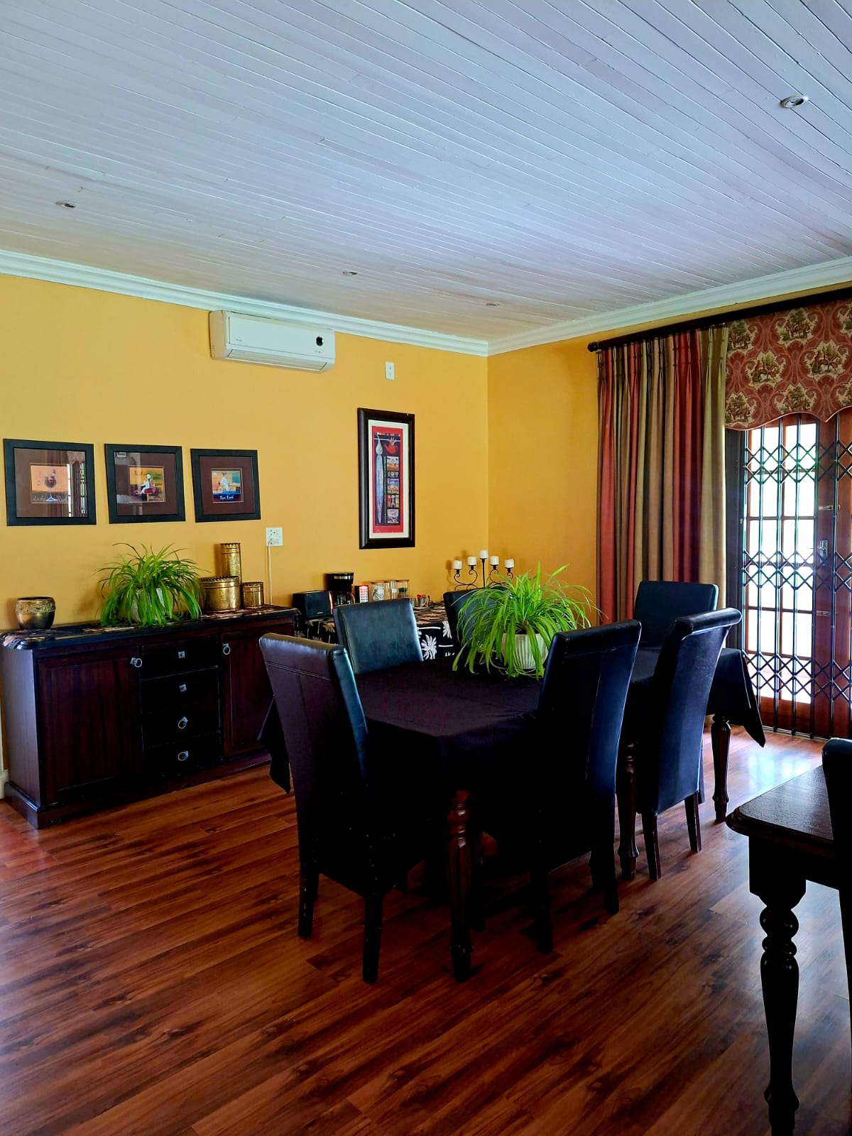 Dining room at Deo Volente with a welcoming table